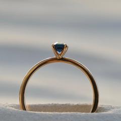 Nangi fine jewelry - blue sapphire ring in yellow gold