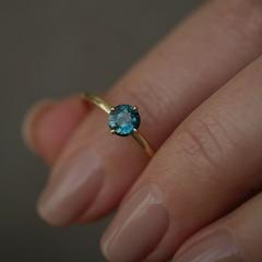 Nangi fine jewelry - teal / Peacock sapphire ring in yellow gold