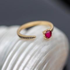 Nangi fine jewelry - red ring in yellow gold