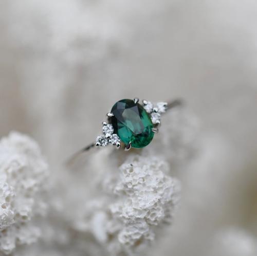 Nangi fine jewelry - green sapphire ring in white gold