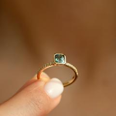Nangi fine jewelry - teal / Peacock sapphire ring in yellow gold