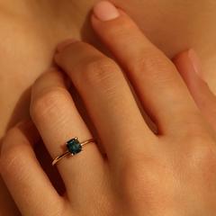 Nangi fine jewelry - teal / Peacock sapphire ring in yellow gold