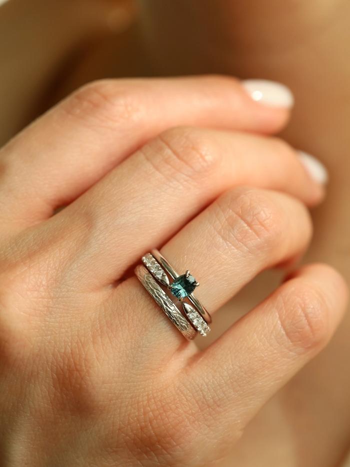 Nangi fine jewelry - blue sapphire ring in white gold