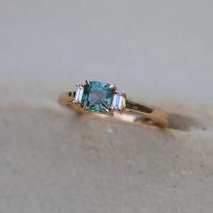 Nangi fine jewelry - teal sapphire ring in yellow gold