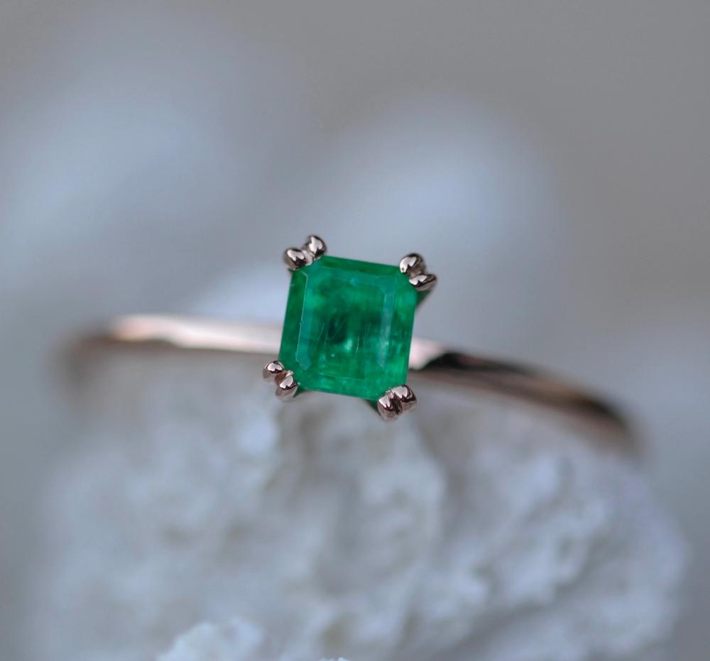 Nangi fine jewelry - green emerald ring in rose_gold