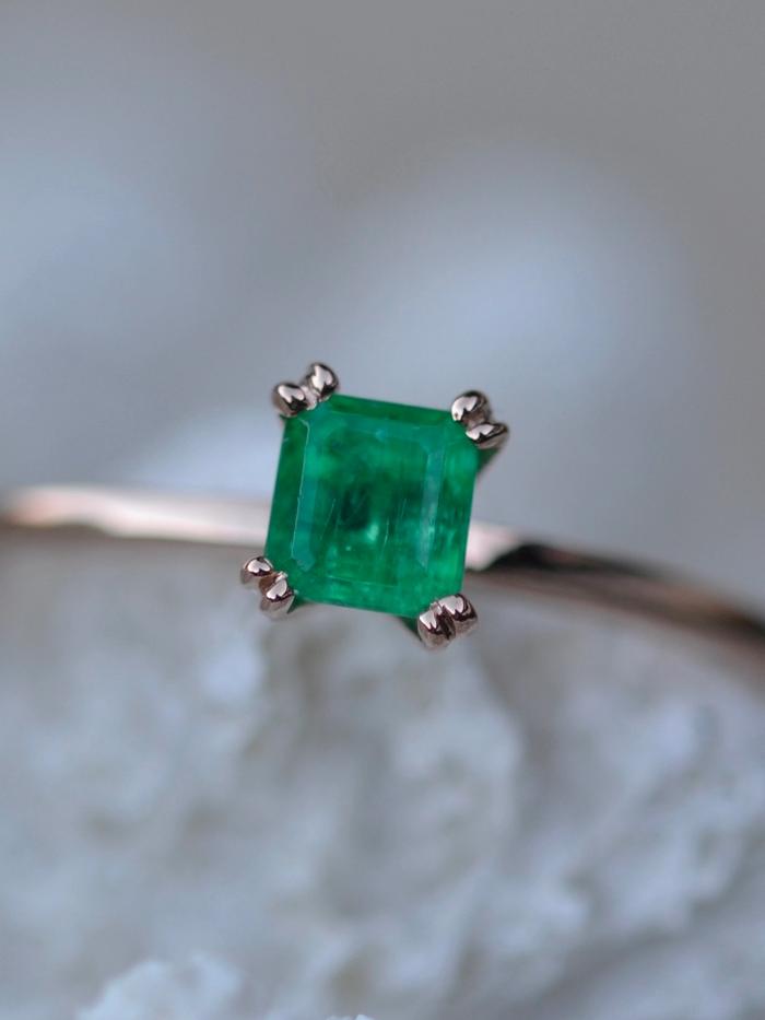 Nangi fine jewelry - green emerald ring in rose_gold