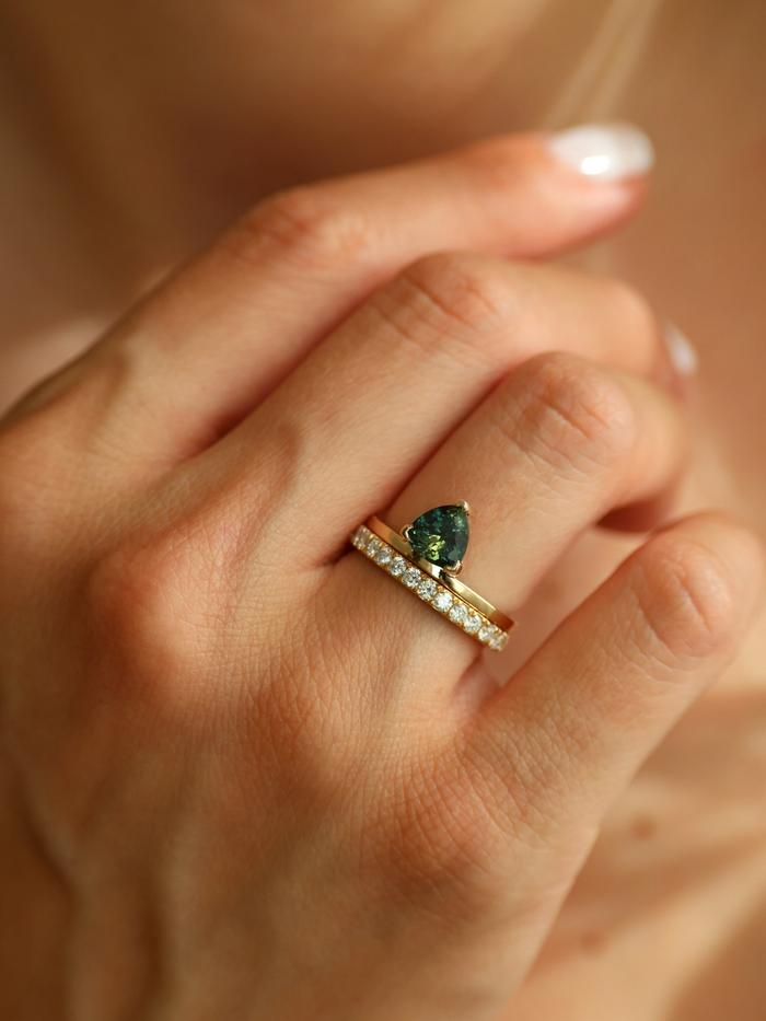 Nangi fine jewelry - green ring in yellow gold