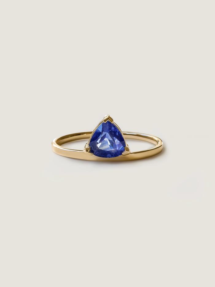 Nangi fine jewelry - blue sapphire ring in yellow gold