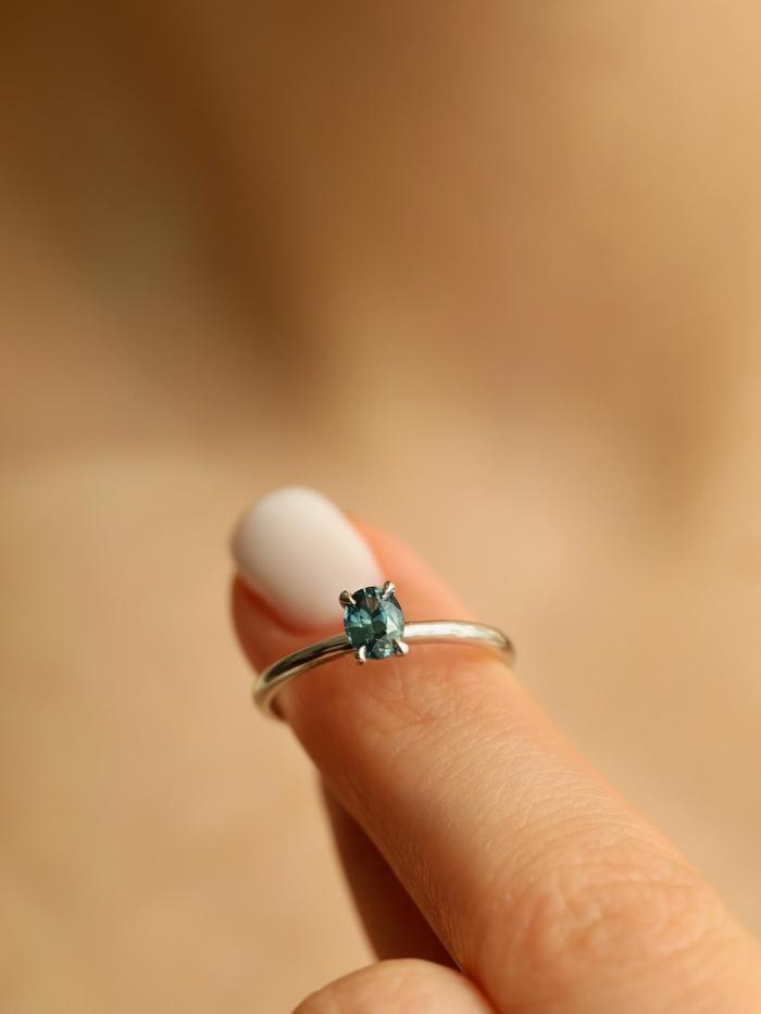 Nangi fine jewelry - blue sapphire ring in white gold