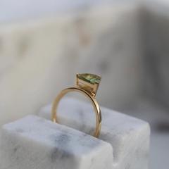 Nangi fine jewelry - green sapphire ring in yellow gold