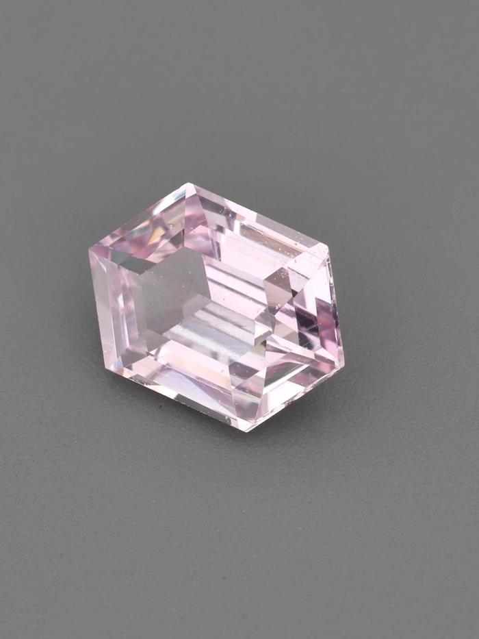 Nangi fine jewelry - pink sapphire gemstone in gold