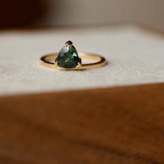 Nangi fine jewelry - green ring in yellow gold