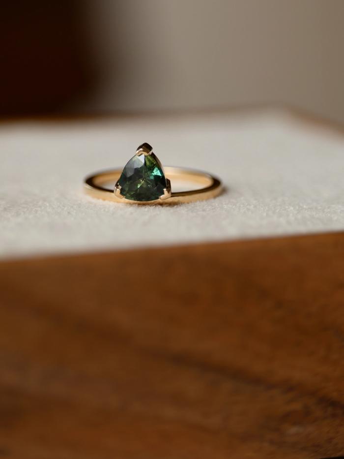 Nangi fine jewelry - green ring in yellow gold