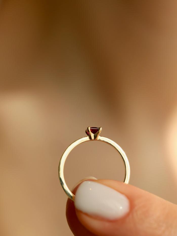 Nangi fine jewelry - red ring in yellow gold