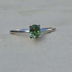 Nangi fine jewelry - green sapphire ring in white gold