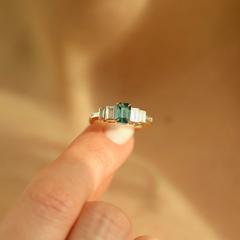 Nangi fine jewelry - teal / Peacock ring in yellow gold
