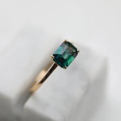 Nangi fine jewelry - green sapphire ring in yellow gold