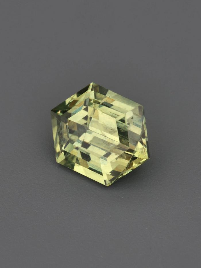 Nangi fine jewelry - green gemstone in gold