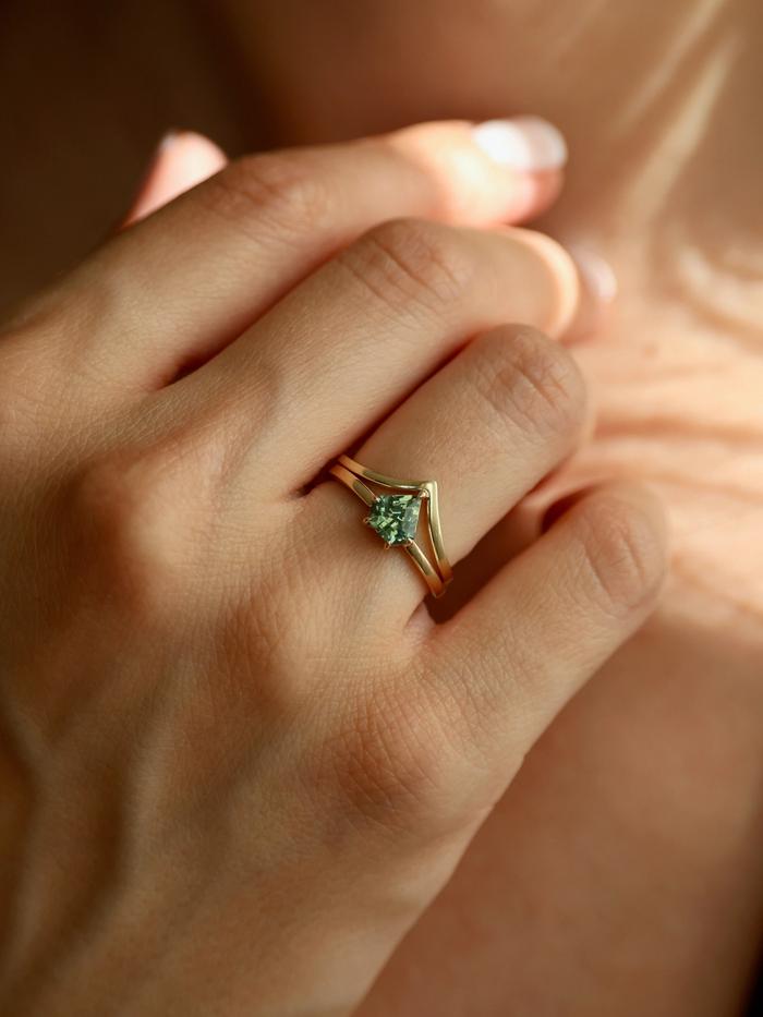 Nangi fine jewelry - green ring in yellow gold