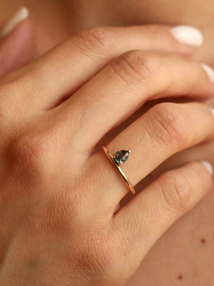Nangi fine jewelry - teal / Peacock ring in yellow gold