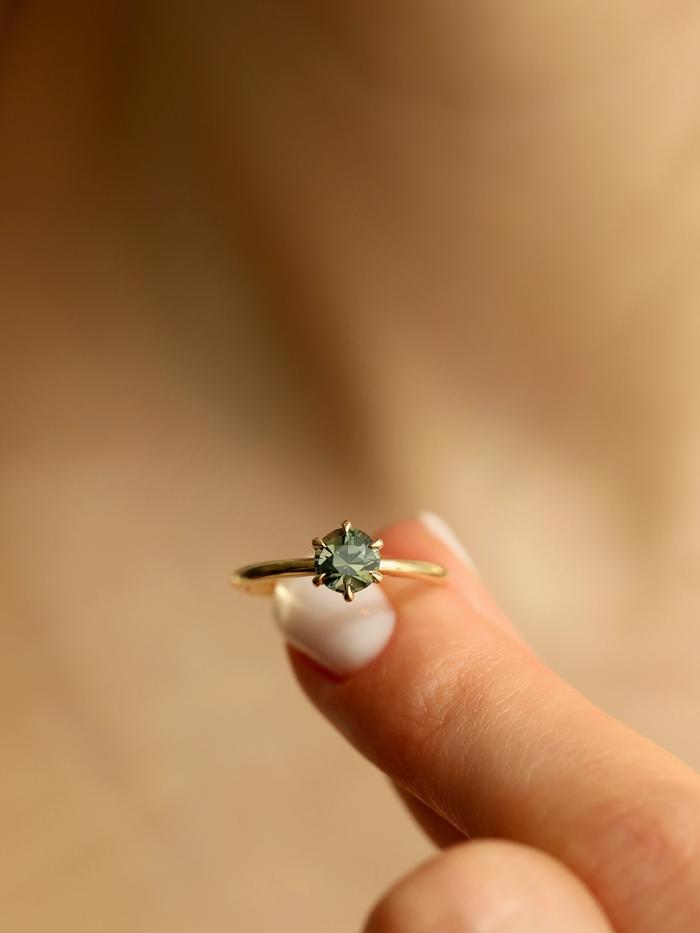 Nangi fine jewelry - green sapphire ring in yellow gold