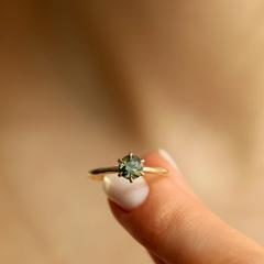 Nangi fine jewelry - green sapphire ring in yellow gold