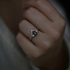 Nangi fine jewelry - green sapphire ring in yellow gold