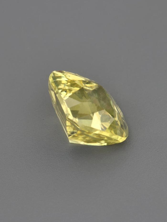Nangi fine jewelry - yellow gemstone in gold