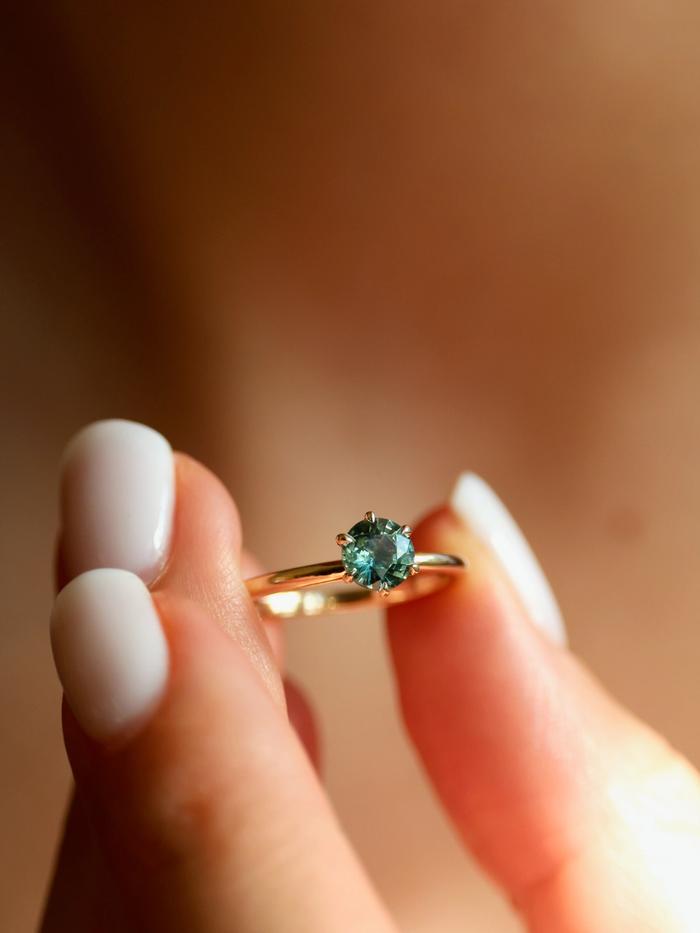 Nangi fine jewelry - teal / Peacock sapphire ring in yellow gold