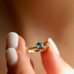 Nangi fine jewelry - teal / Peacock sapphire ring in yellow gold