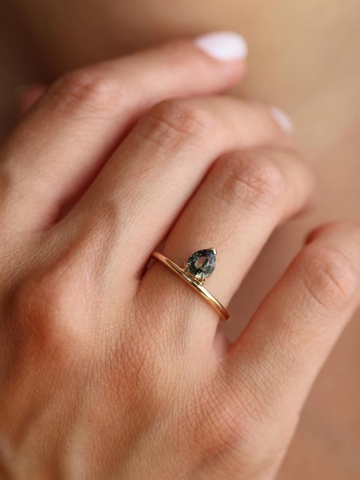 Nangi fine jewelry - brown sapphire ring in yellow gold