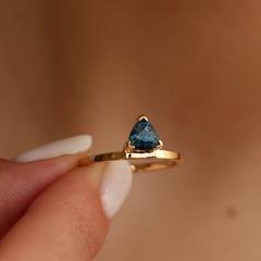 Nangi fine jewelry - teal / Peacock sapphire ring in yellow gold