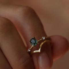 Nangi fine jewelry - teal / Peacock sapphire ring in yellow gold