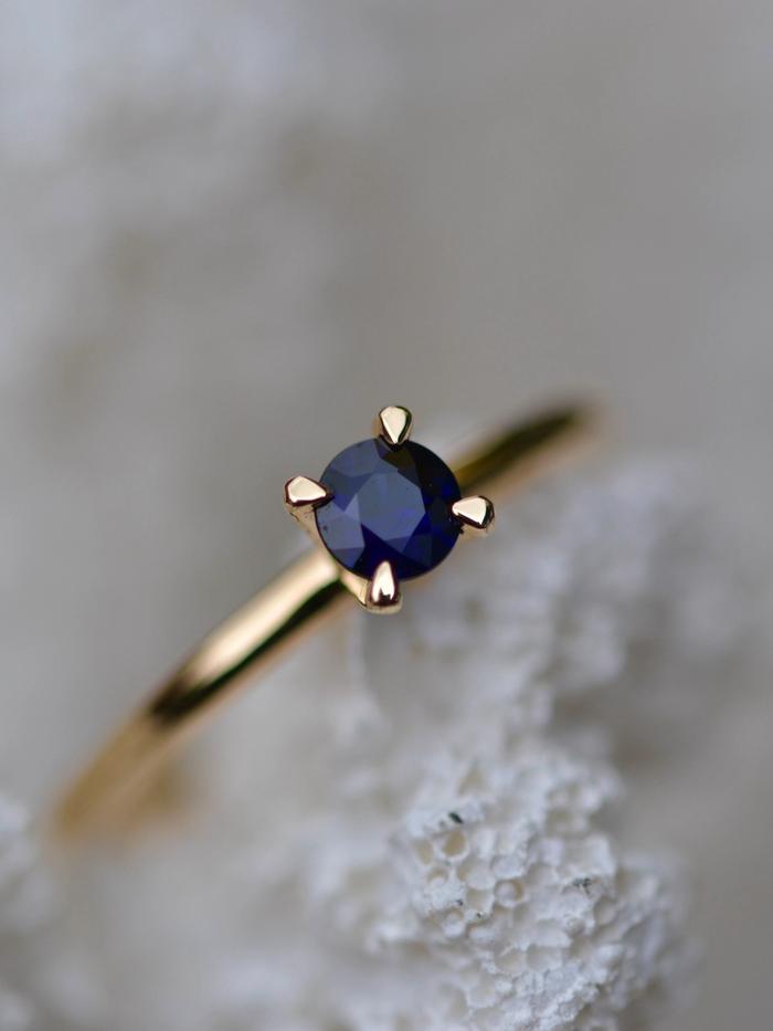 Nangi fine jewelry - teal sapphire ring in yellow gold