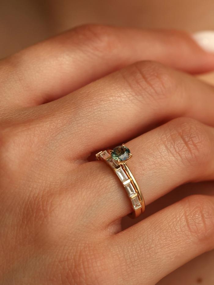 Nangi fine jewelry - teal / Peacock sapphire ring in yellow gold