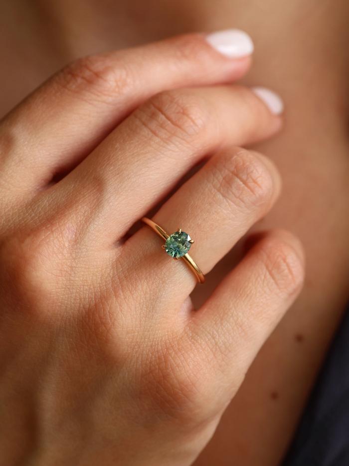Nangi fine jewelry - green ring in yellow gold