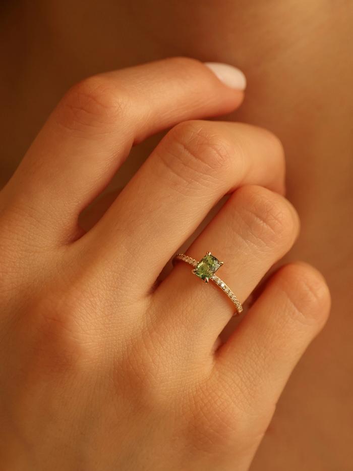 Nangi fine jewelry - green sapphire ring in yellow gold