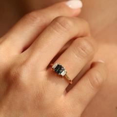 Nangi fine jewelry - teal / Peacock sapphire ring in yellow gold