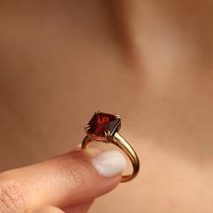 Nangi fine jewelry - red garnet ring in yellow gold