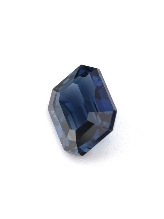 Nangi fine jewelry - blue sapphire gemstone in gold