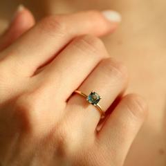 Nangi fine jewelry - teal / Peacock ring in yellow gold