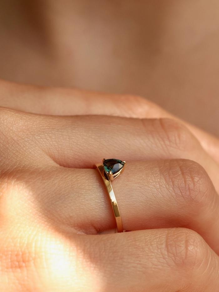 Nangi fine jewelry - teal / Peacock ring in yellow gold