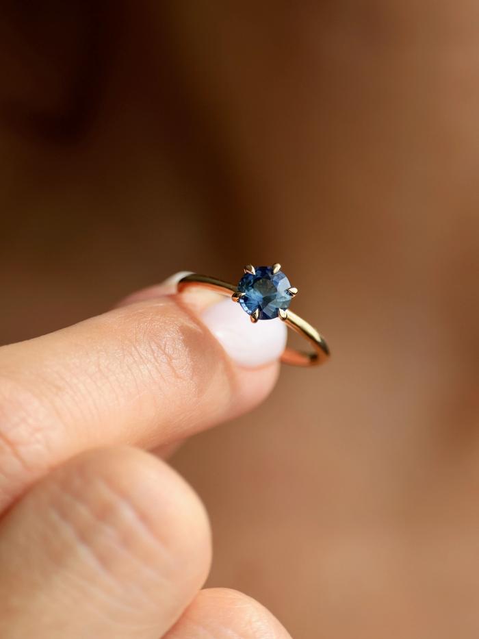 Nangi fine jewelry - teal / Peacock ring in yellow gold