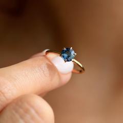Nangi fine jewelry - teal / Peacock ring in yellow gold