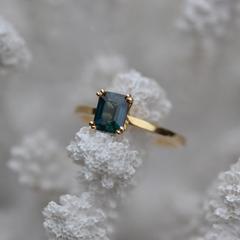 Nangi fine jewelry - teal / Peacock sapphire ring in yellow gold