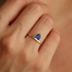 Nangi fine jewelry - blue sapphire ring in yellow gold