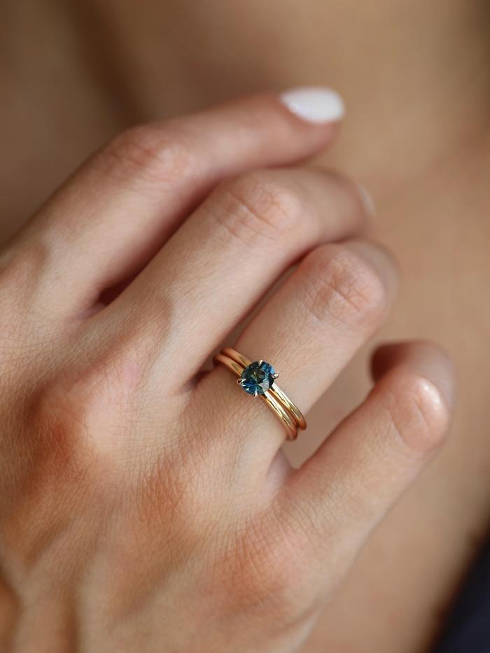 Nangi fine jewelry - teal / Peacock sapphire ring in yellow gold