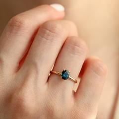 Nangi fine jewelry - blue sapphire ring in yellow gold