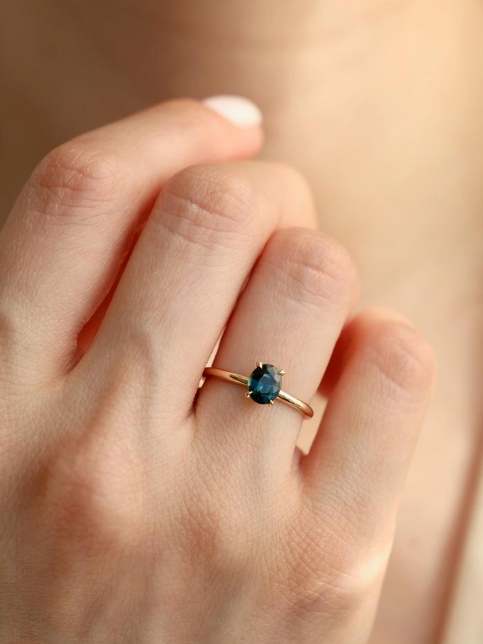 Nangi fine jewelry - blue sapphire ring in yellow gold