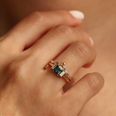 Nangi fine jewelry - teal / Peacock sapphire ring in yellow gold